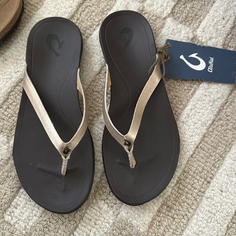 OluKai Ho’opio BNWT Women's Leather Flip Flop Sandals Bubbly/Dark Java US 7